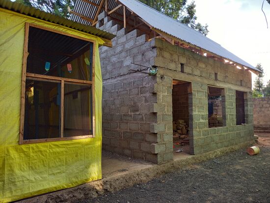 Die Kindertagesstätte Tuleane ist direkt nebenan.  Links das Provisorium und rechts der Neubau  