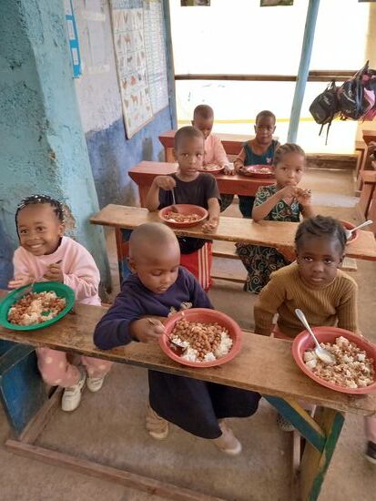 Zum Mittag gibt es Reis und Bohnen. Danach wird noch ein bisschen gespielt ehe sie von den Eltern abgeholt werden.