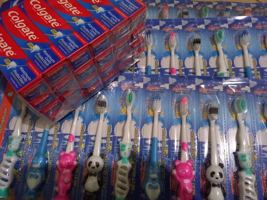 Wir haben außerdem Zahnbürsten und Zahnpasta gekauft. Morgen werden wir mit den Kindern das Zähneputzen üben.   Das wird bestimmt ein Spaß!