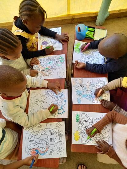 Die Kleinen malen mit Wachsmalstifte. Das kannten sie bisher nicht.