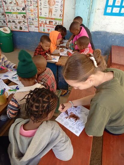 Die Größeren malen mit Filzstiften. Es ist traurig,  das diese Kinder so wenig Möglichkeiten haben ihre Fähigkeiten auszuprobieren. Es gibt einfach viel zu wenig an Schulmaterial.