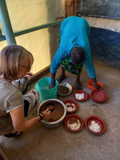 Zum Mittagessen gibt es wieder Reis und Bohnen.
