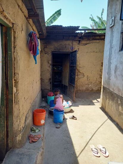 Hier wird das Essen gekocht und abgewaschen.