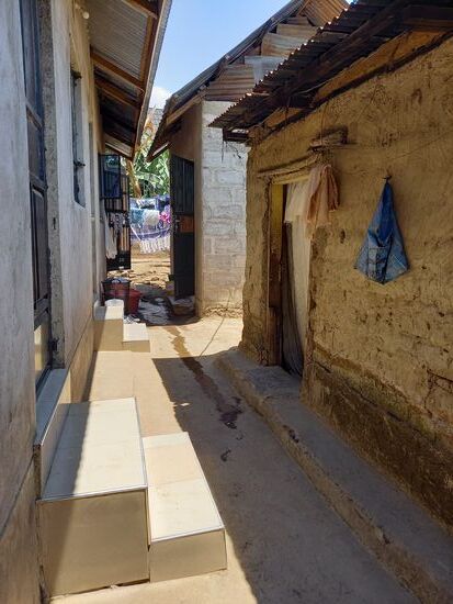 In dieser Gasse leben auch einige Kinder vom Tuleane.