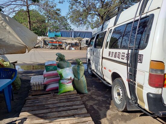 Natürlich fahren wir auch heute nicht mit lehren Händen zur school of hope. Wir haben 170kg Reis, 70kg Bohnen, einen großen Kanister Öl, Porridge und Obst dabei.