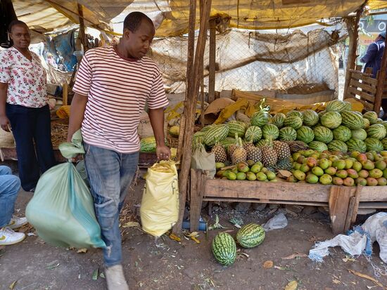 Wir nehmen auch einen Sack voll Melonen und reichlich Bananen mit.