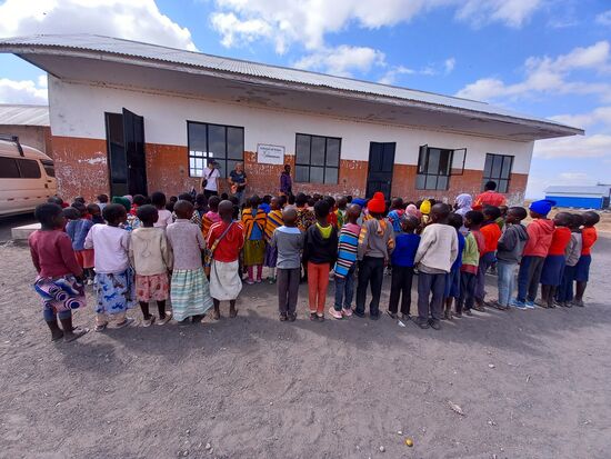 Nach anderthalb Stunden Fahrt erreichen wir die Schule. Wir werden von dem Gesang von 145 Schülern empfangen. Als dann noch mein Lieblingslied der Massai erklingt, schlägt mein Herz höher und ich freue mich sehr! Später erzählt Nancy mir, das sie es extra mit den Kindern für mich einstudiert hat. Das geht mir sehr unter die Haut.