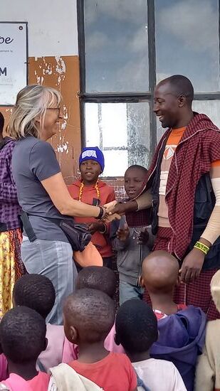Dann kommt der Dorfälteste mit dem ich damals den Grundstein für diese Schule gelegt habe und ich freue mich sehr ihn wiederzusehen.