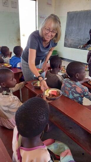 Beim Verteilen schauen wir in strahlende Kinderaugen.