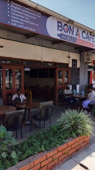 Wieder in Arusha laden wir Nancy noch auf ein Essen und Getränk ein.