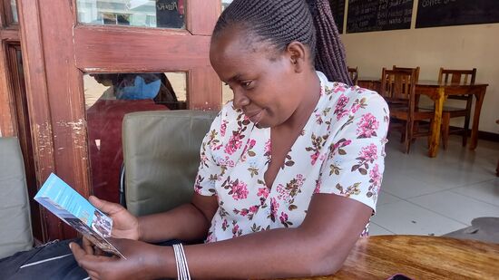 Ich zeige ihr unseren neuen Flyer und sie ist richtig gerührt. Denn auf der Titelseite ist die school of hope  zu sehen 
Schließlich verabschieden wir uns auch von Nancy  - see you again!!