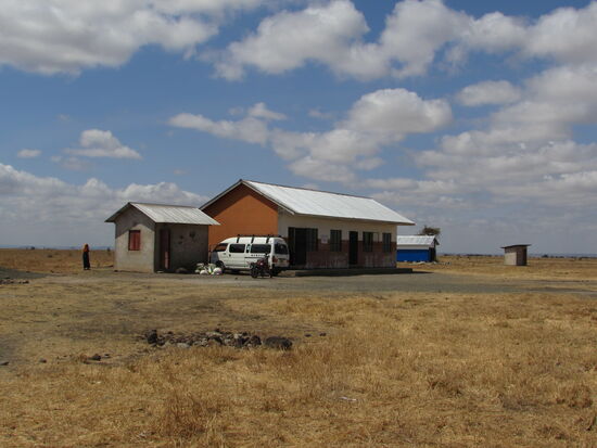 Blick auf die school of hope, das Küchenhaus und die Toiletten.