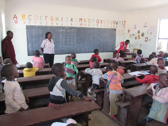 Die Klassenzimmer der school of hope haben inzwischen stark gelitten. Der ewige Staub, die vielen Kinder und auch die mangelnde Bildung tragen dazu bei.