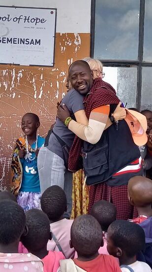 Es gibt eine herzliche Umarmung.