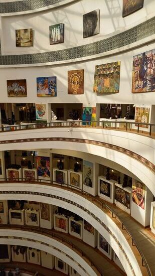 Im Hauptgebäude geht die Ausstellung über mehrere Etagen.