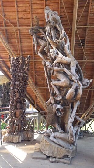 Auch im Freien gibt es beeindruckende Kunstwerke zu sehen.