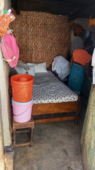 Hodi heißt soviel wie:"Darf ich eintreten?" Von drinnen erklingt ein "Karibu sana".
Herzlich willkommen.