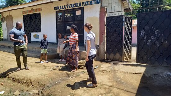 Die Familie freut sich uns zu sehen.