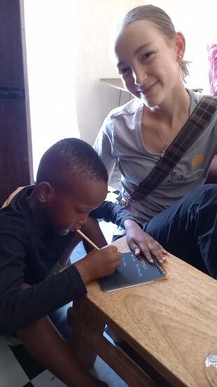 Eamon hat sofort Freude an dem Kratzheft. Für Maria sind diese Hausbesuche eine herausfordernde Erfahrung. Es scheint fast unbegreiflich das die Lebensumstände hier in Tansania soooo viel einfacher und härter sind als bei uns in der Heimat.