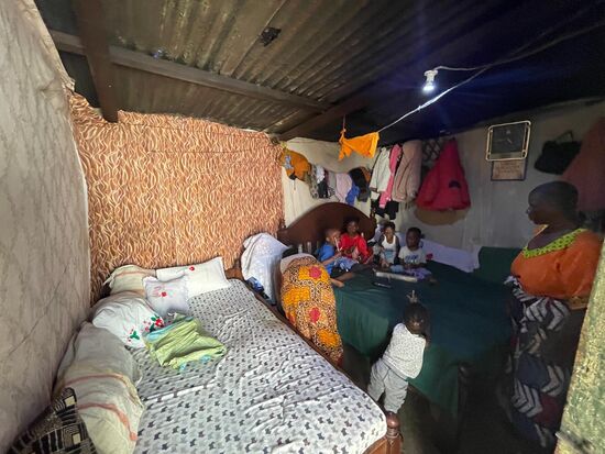 Ein Raum als Zuhause für sieben Personen. Als wir eintreten spüren wir die extreme Hitze in diesem Raum unter dem Blechdach.