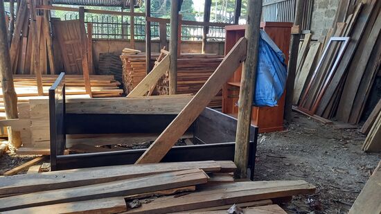 Dort haben wir ein großes Bett in Auftrag gegeben. So ein Bett kostet 300000Tzs beziehungsweise 100€.