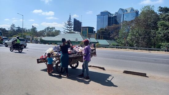 Zur gleichen Zeit wird entlang der Straße Handel mit gebrauchter Kleidung betrieben.