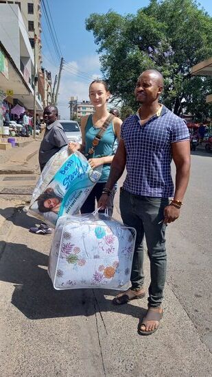 Wir besorgen noch zwei Kissen, eine Decke, Bettlaken und Kissenbezüge. Peter wird die Sachen in den nächsten Tagen übergeben.