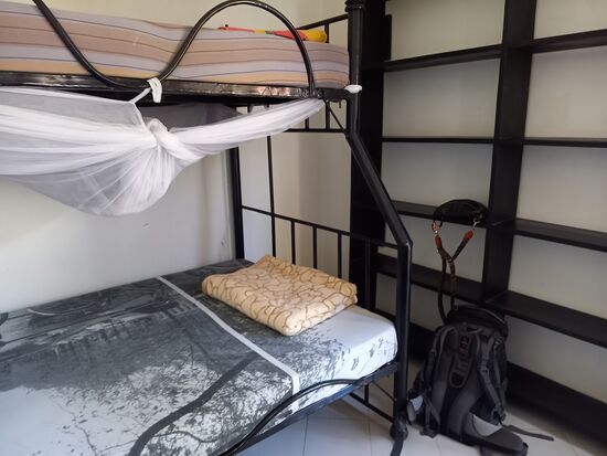 Unser Zimmer ist in einem kleinen separatem Haus, so genießen wir Privatsphäre.