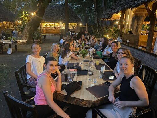 Den Abend verbringen wir mit den Französinen im River Trees 