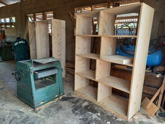 Ein Schrank und ein Regal für die Kinderzimmer.