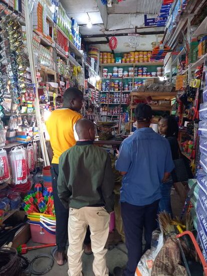 Im Elektro Laden stapelt sich die Ware in den Regalen. Nachdem alles notwendige vor uns steht, frage ich noch nach einen Rabatt.