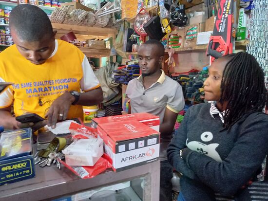 Der Verkäufer rechnet und rechnet und es gibt einen Nachlass im Preis. Ich bin mir aber dennoch sicher, das ich als Muzungu mehr bezahle als Einheimische es tun müssten.