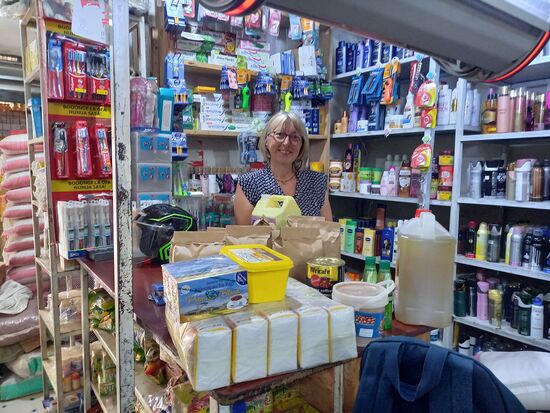 Unsere nächste Station ist ein Lebensmittelhändler. Wir kaufen Reis, Bohnen, Zucker, Öl, Tee, Kaffee, Margarine, Porridge, Salz, Peanut Butter, Baby Öl und  Reinigungsmittel für die Fußböden. Damit ist erstmal ein Anfang gemacht.