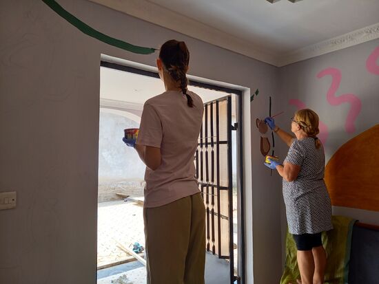 Lisa und Maria verschönern weiter die Wände