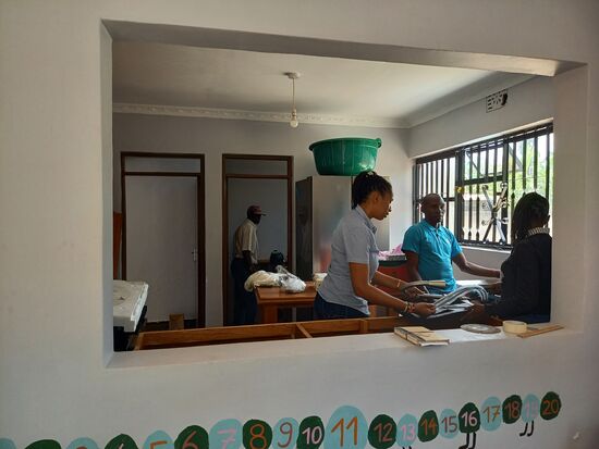 In jedem Raum sind Handwerker am Arbeiten.