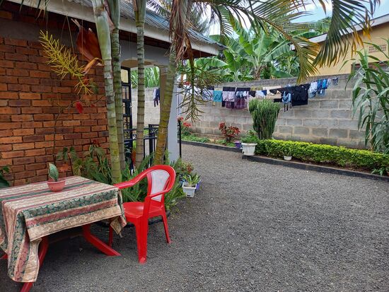 Im Innenhof gibt es einen Sitzbereich und die Möglichkeit zum Wäsche trocknen.