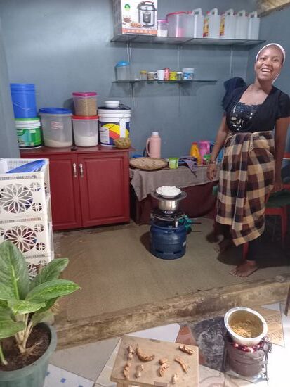 Die Küche. Hier wird leckeres, lokales Essen bereitet. In den meisten Haushalten wird mit Gas gekocht. Einige kochen auch noch über dem offenen Feuer.