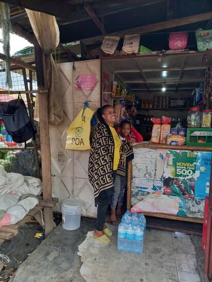 Ein kleines Geschäft in Usa River. Es wird von Franziska betrieben. Das kleine Einkommen das sie damit erzielt hilft ihr ein wenig um ihre Familie zu ernähren.