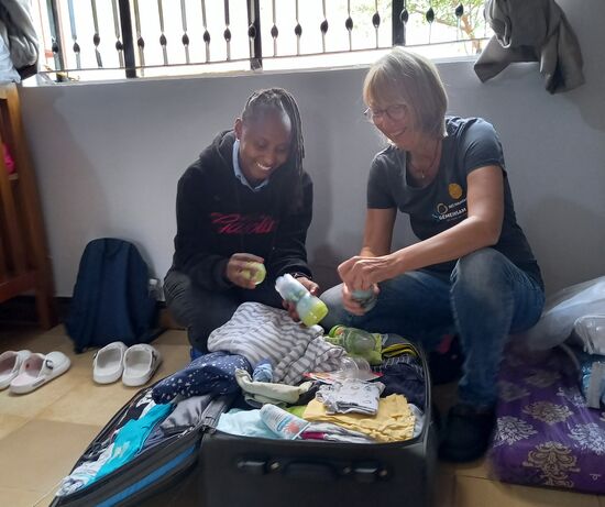 Die Freude bei Nuruana war groß. Es hat einige Zeit in Anspruch genommen, ehe alles nach Größen sortiert und in die Schränke verstaut war.