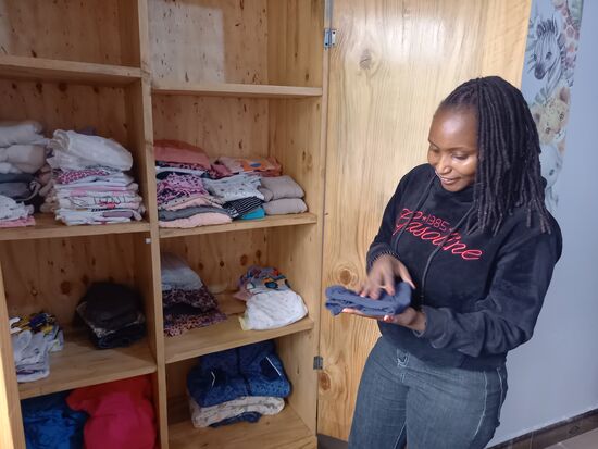 Während für Säuglinge inzwischen reichlich Kleidung vorhanden ist, Fehlt für die Größeren noch das eine oder andere.