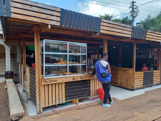 Mittag haben Nuruana und ich hier eingenommen. Ich habe Reis und Bohnen gegessen, Nuruana Hähnchen und Pommes. Dafür haben wir 5000TZS bezahlt, das ist 1,80€. Vivian, eine weitere Freiwillige hat derweil die Küche im Baby Haus geputzt.