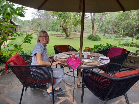 Ich genieße das üppige Grün und esse eine Kleinigkeit.