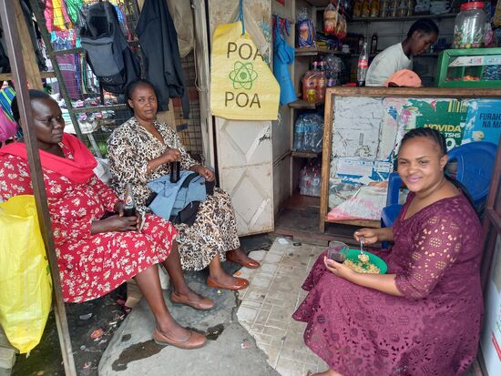 Ich schaue bei Franziska's Shop vorbei, setze mich zu den Frauen und schon bin ich mittendrin  - herrlich.