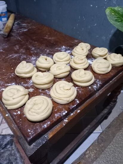 Zuerst wird ein Teig hergestellt und zum Ausrollen vorbereitet.