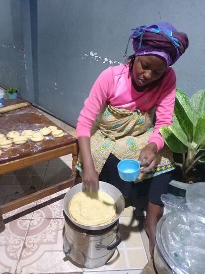 Die ausgerollten Fladen werden auf dem Holzkohleofen mit wenig Öl gebacken. Dazu bekommen wir Erbsengemüse und Kraut. Chapati wird hier zu jeder Tageszeit gegessen auch zum Frühstück  