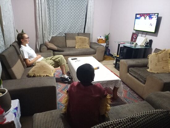 Gegessen wird heute im  Wohnzimmer von Witness, denn Maria und Joshua  der Sohn von Witness teilen eine Leidenschaft - Fußball  Joshua ist glücklich das er das Fußballspiel Frankfurt gegen Bayern life schauen kann    Witness freut sich, das wir alle gemeinsam essen und auch wir sind glücklich und fühlen uns wohl!