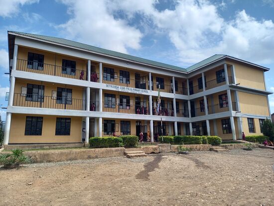 Das ist die Bethlehem Star Schule. Das Gebäude wurde erst vor drei Jahren errichtet. Von außen sieht es gut aus.