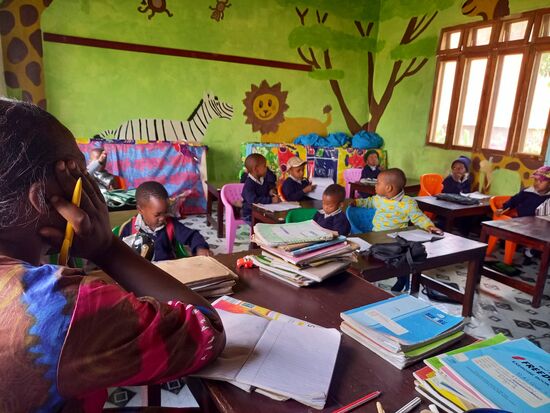 Die Kinder sind gerade mal drei bis vier Jahre alt. Sie lernen bereits das Alphabet und die Zahlen.