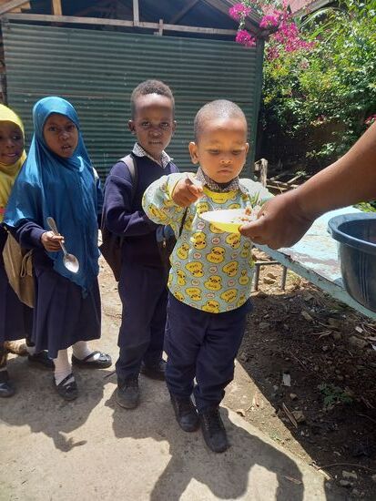 Es gibt Reis, Bohnen und heute eine halbe Banane dazu. Morgen gibt es die andere Hälfte  