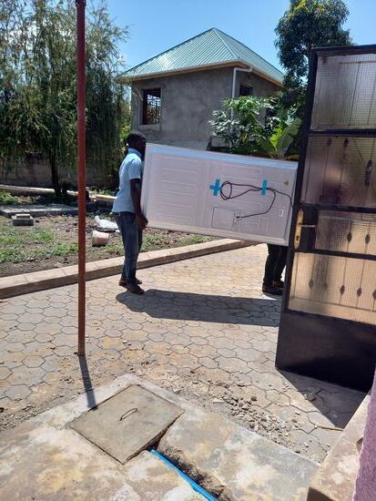 Der Kühlschrank zieht wieder aus.